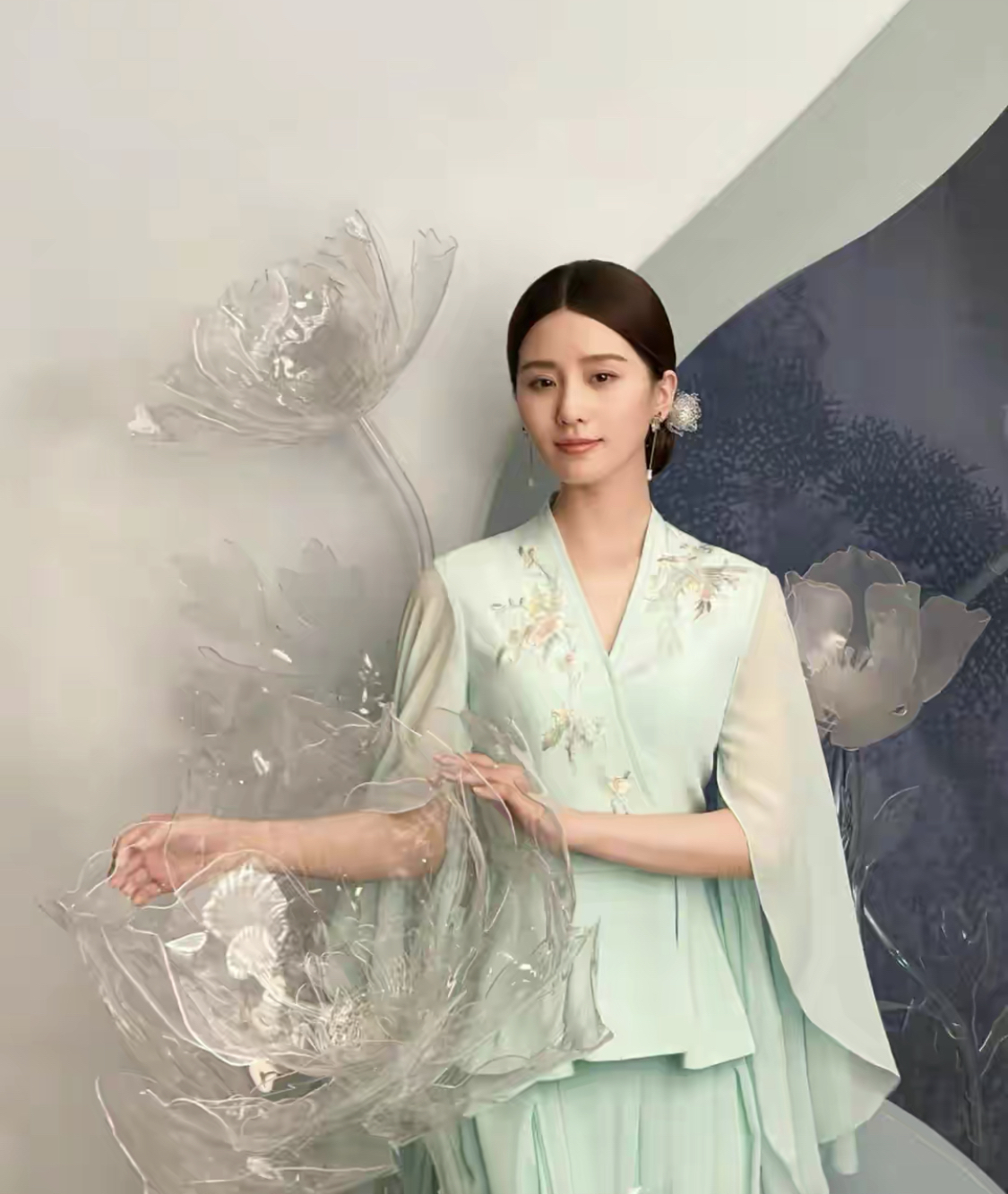 雪纺|刘诗诗气质真好!穿薄荷绿雪纺古风裙梳低发髻,看上去温柔又端庄.