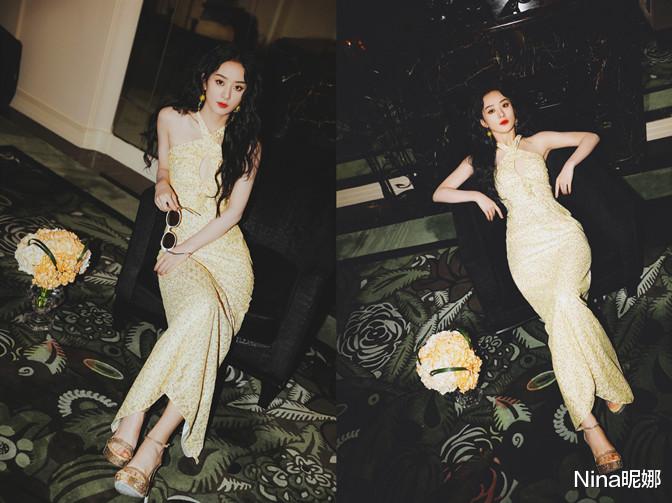 赵丽颖|赵丽颖真适合直播!穿挂脖碎花裙烫卷发声音太有磁性,涂红唇形象大变