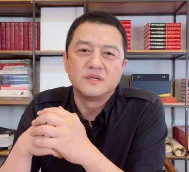 李亚鹏|51岁李亚鹏携娇妻外出！面色严肃耸肩抽烟，小19岁妻子若有所思