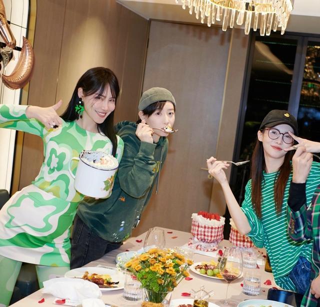 汪小菲|汪小菲和张兰一起参加某网红庆生宴,不知道的人,还以为去相亲