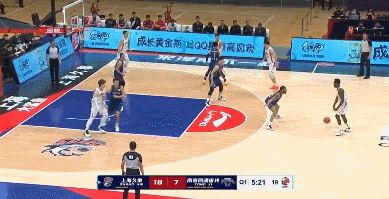 世界冠军|上海男篮打疯了，轰17-0狂潮，富兰克林大爆发，得分闪电上双