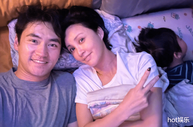 袁弘|袁弘不抱娃喊“累”遭调侃,带妻儿游迪士尼,隔着口罩向二姐索吻