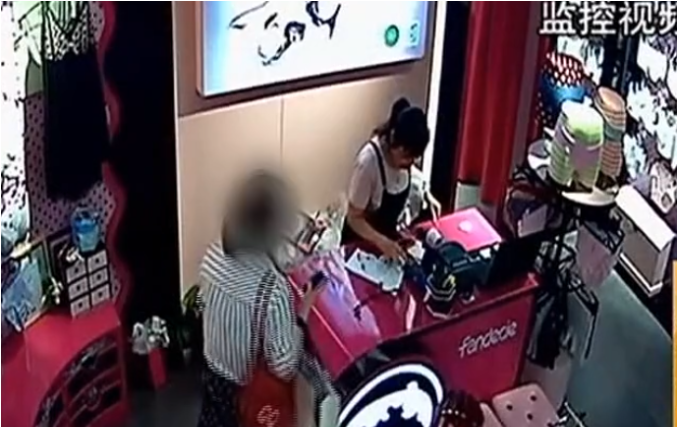 湖北武汉，张女士在一家女士内衣店做营业员，一女子买了2件内衣，总计440元