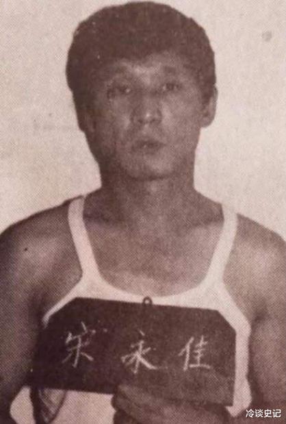 东北“著名”黑老大,曾霸占着24个女明星,狠起来连自己都砍