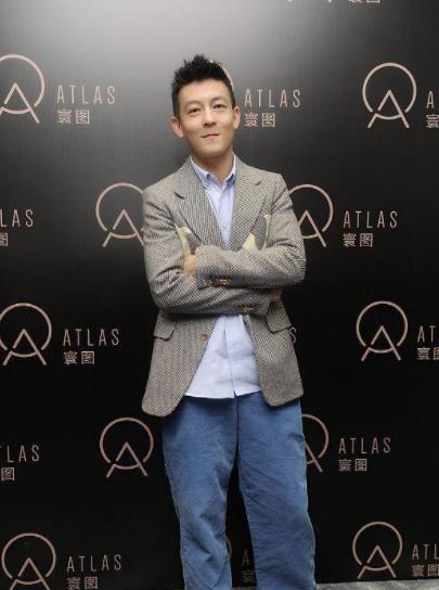 陈冠希|陈冠希活动近照流出，西装配牛仔裤依然痞帅，但脸上皱纹很显憔悴