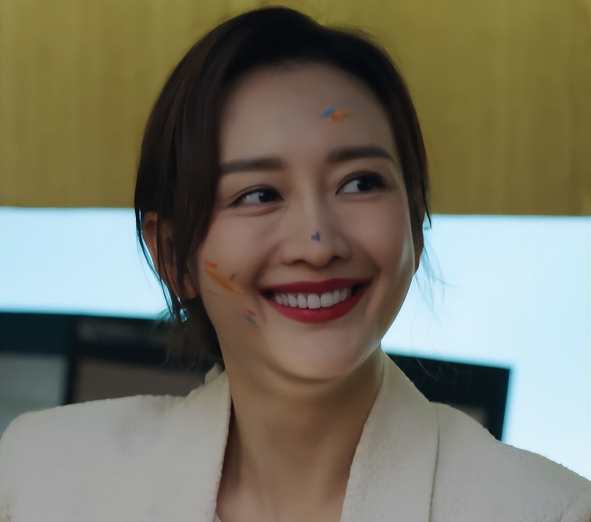 新居之约|《新居之约》满屏的大红唇，剧情也很扯，央一也有看走眼的时候啊