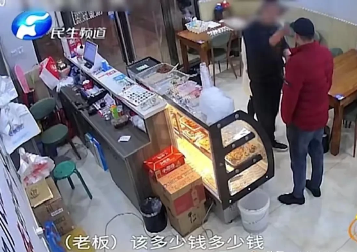 四河南郑州,一行四人在餐馆吃饭总共消费了214元,结账时其中一名顾客提出,把零头抹掉付200元
