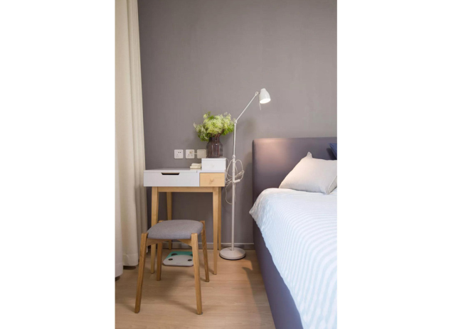 60平混搭风设计用红砖墙搭配木质感，营造复古而又温馨的感觉