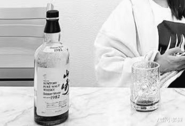 张子萱|陈赫首晒张子萱单人照秀恩爱,张子萱喝价值3万多名酒,生活富贵