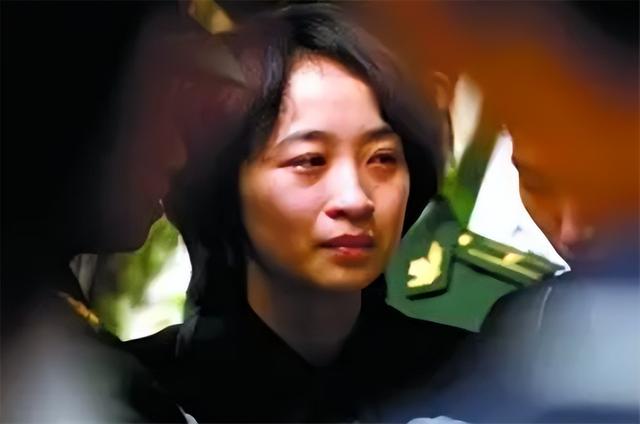还记得跳江救人不幸牺牲的郑益龙吗?妻子被特招入伍,授少校警衔
