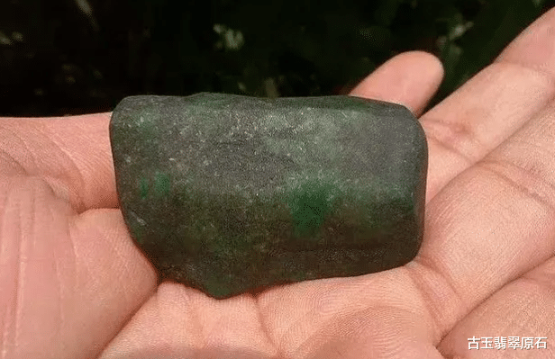 翡翠|帅哥花2800拿下的莫湾基翡翠原石，仅切了一刀，竟赢来全场欢呼？