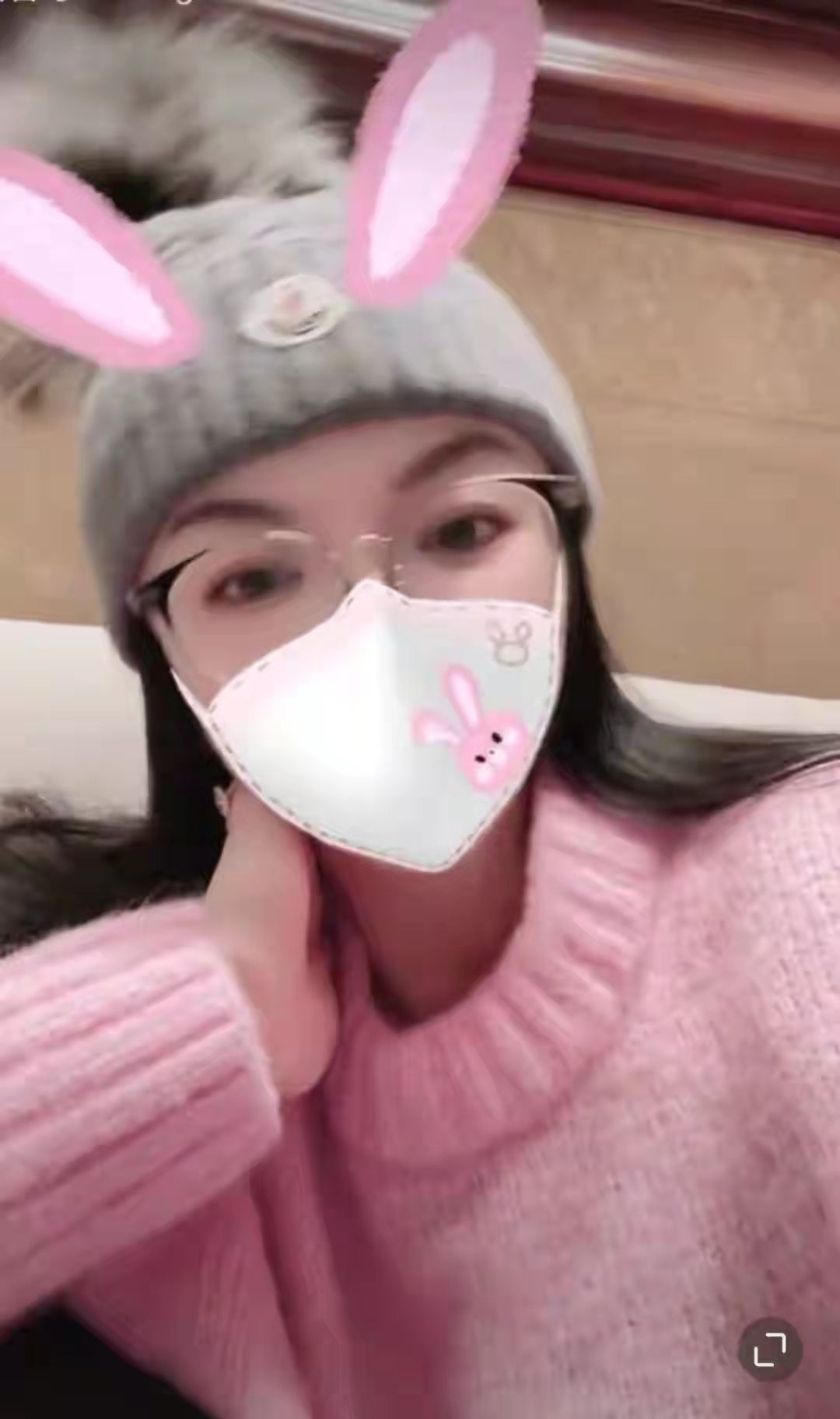 粉色|李湘离婚后人都变年轻了！穿粉毛衣难得少女一回，还戴鸽子蛋炫富