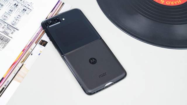 三星|折叠屏进入主力时代：moto razr 2022高能配置还原舒适体验