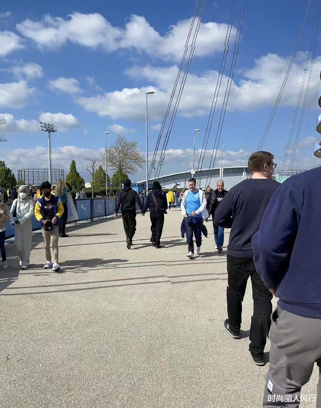 马思纯|马思纯终于公开亮相！背影太壮像男生，穿休闲装和男友高调秀恩爱