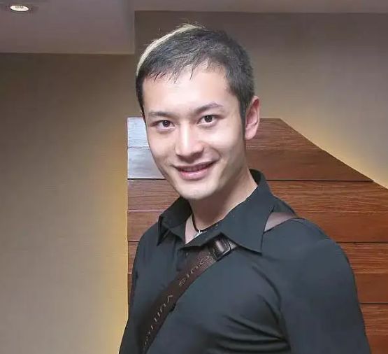 女孩|青岛偶遇黄晓明拍写真，路人视角暴露身高，厚底鞋遭网友吐槽