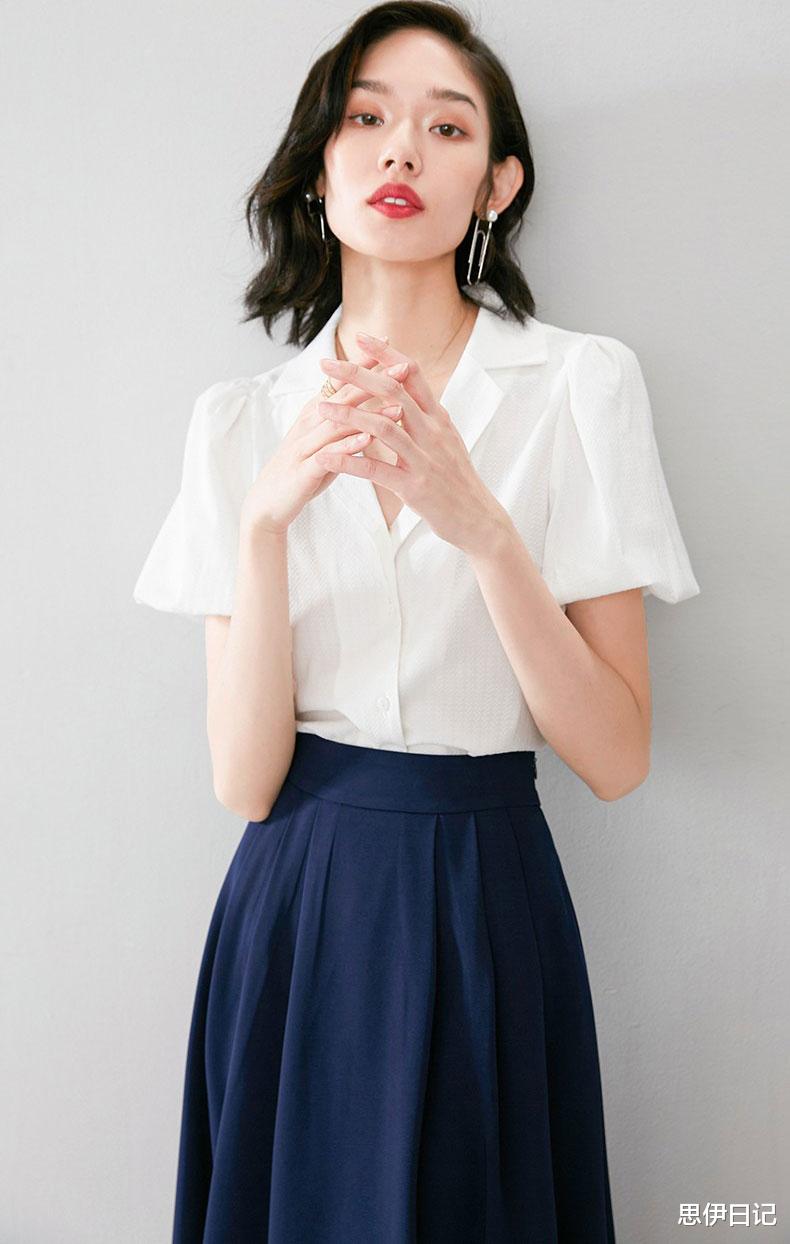 夏季的通勤穿搭，更适合休闲淑女风，展现优雅与知性的气质