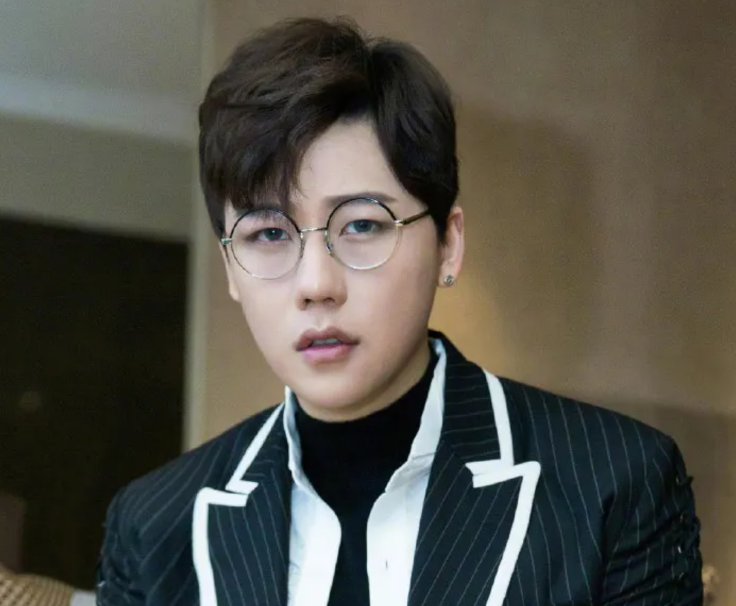 刘维|刘维晒:照悼念父亲,发文泪述自己变成了孤儿,一年内痛失双亲