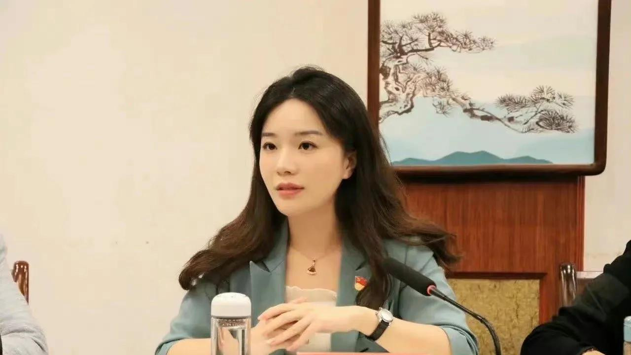 扬州|曝扬州戴璐非天然美女，早期照片龅牙脸方气质差，文秘专业是谣言