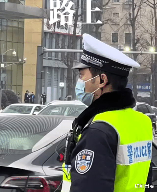 酒吧|?众星穿交警制服到酒吧普法，陈小春拿警棍霸气十足，认真检查过往车辆