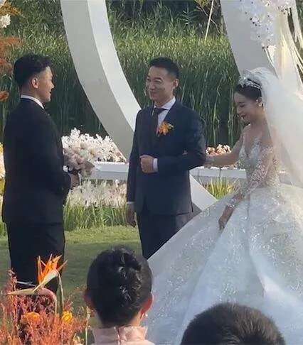 女儿出嫁,53岁的帅气老爸被误认为是新郎,网友:老丈人风度翩翩,气质颜值比女婿高多了