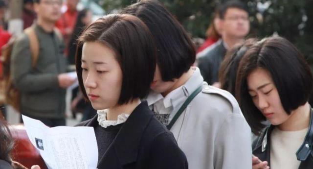 35岁终上岸,政审时发现内鬼“家贼”后,女子做法被网友称赞