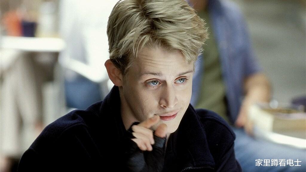 麦考利|《小鬼当家》男主撞脸赵本山，41岁油腻大肚腩，与亚裔女友开心遛娃