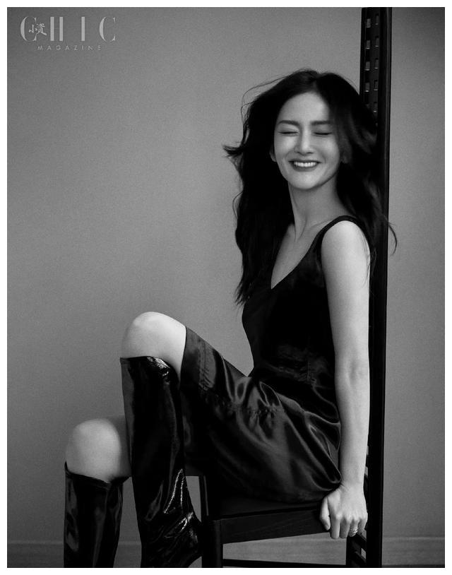 谢娜|谢娜暖冬故事感封面大片，温暖治愈，深V露背长裙性感又妩媚