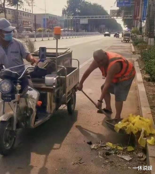 谢宁|演员谢宁穿环卫服扫大街，自称转行，网友：胸口吊坠能换套房了吧