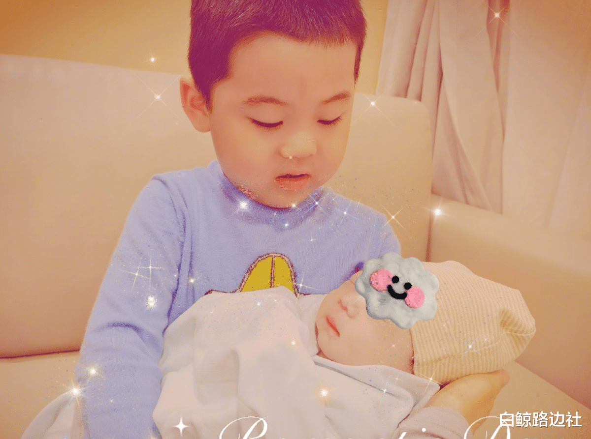 李小萌|李小萌出月子后逛街!产后一个月恢复少女身材,俩儿子都酷似王雷