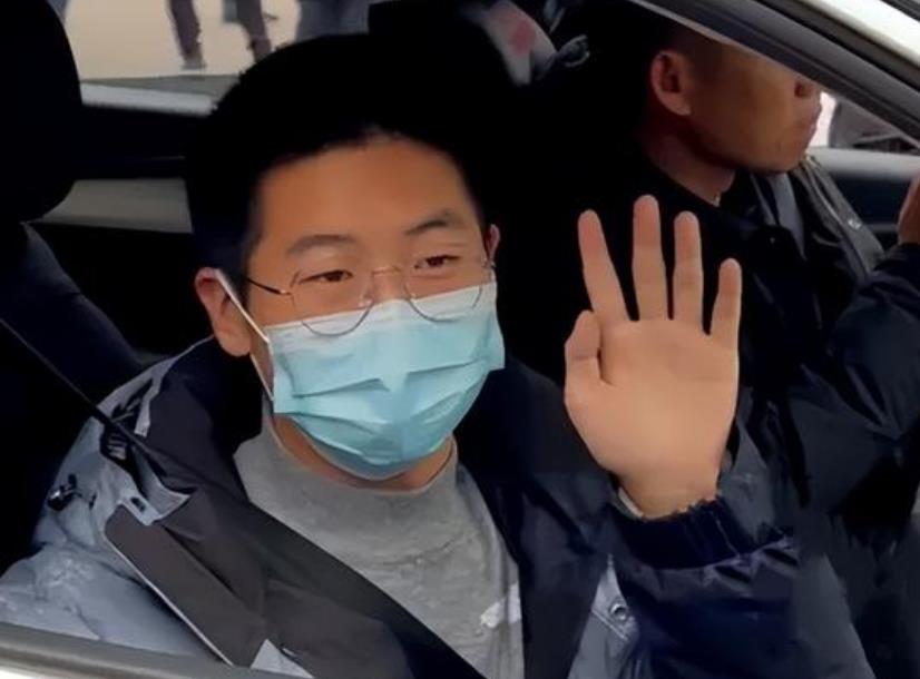 孙艺珍|尴尬！孙海洋女儿孙悦晒弟弟孙卓近照，评论区被喊话养恩不能忘