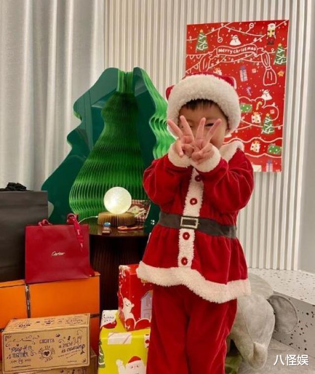 明道|明道晒照庆圣诞，送老婆名牌包和珠宝，2岁儿子正脸出镜帅气可爱