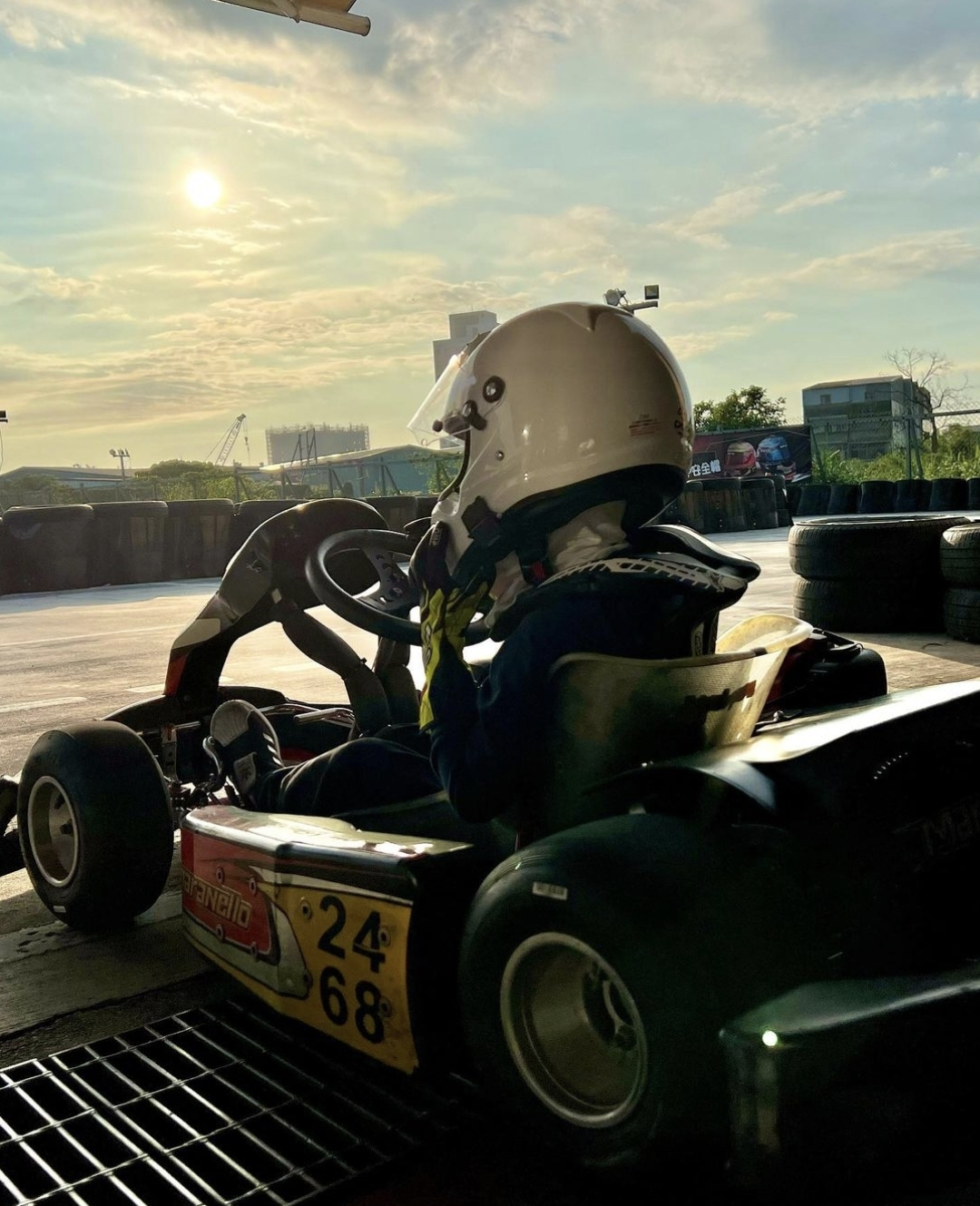 林志颖|林志颖赛车事业后继有人，连续3天陪儿子练车，罕晒夫妻同框秀恩爱