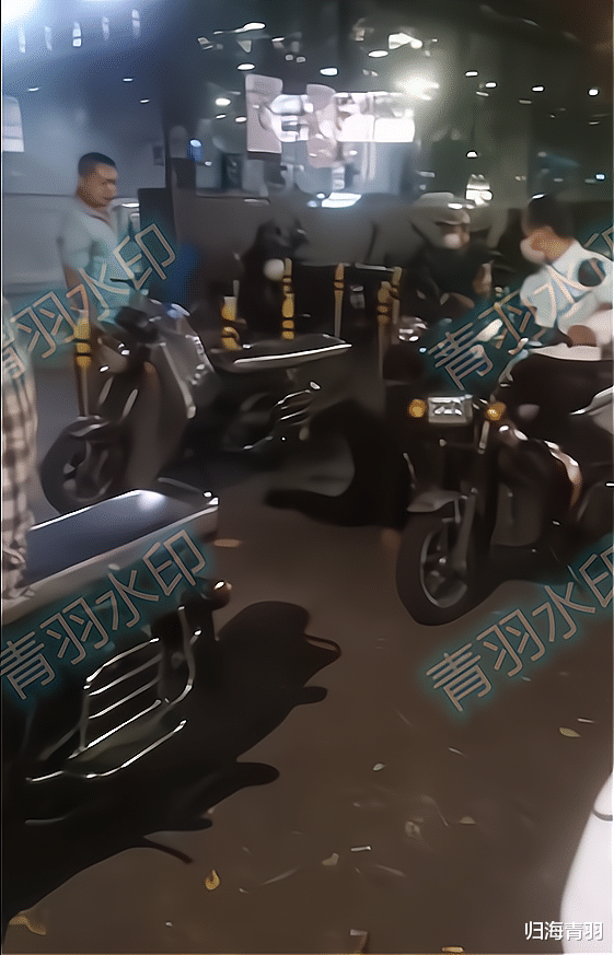 戏精!男子被推一下后自动倒地,威胁对方:你打我了,我要报警!