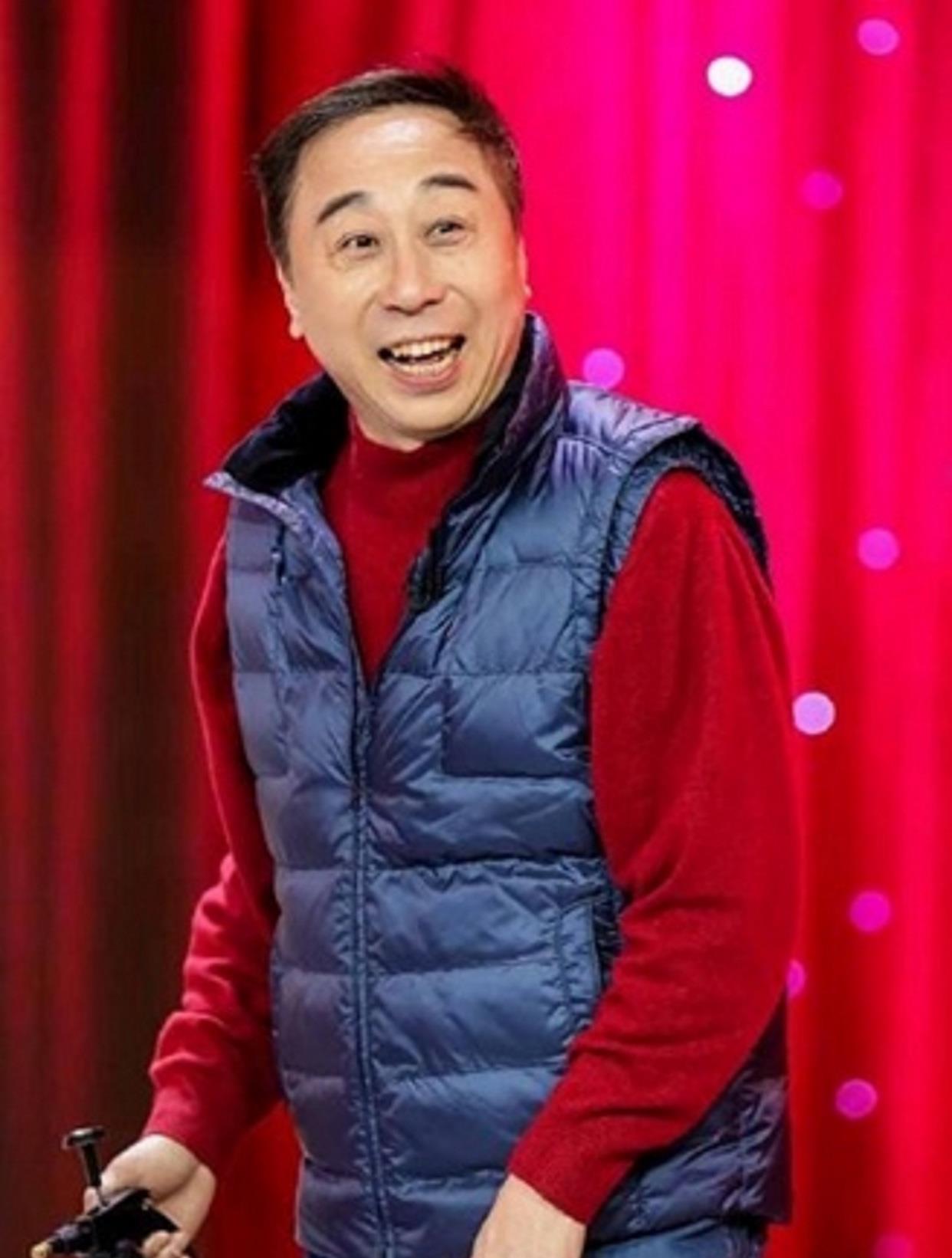 冯巩|64岁冯巩大雪天遛狗!首度回应不加盟央视春晚,将在仨地方台亮相