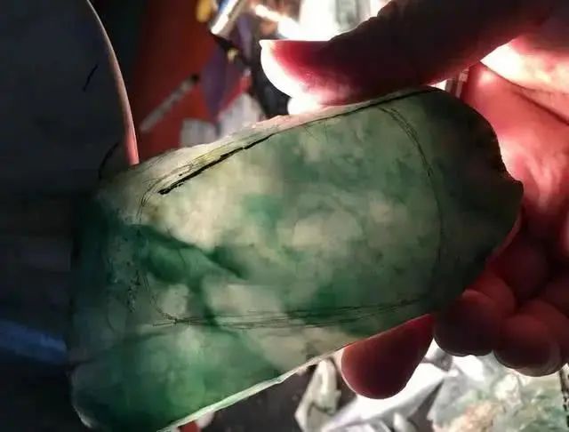 金刚菩提|老缅看走眼的一块原石，被新手花1万入手，剥皮之后商家眼都瞪直了！