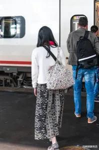 大妈追寻年轻小伙的爱情,不顾生病住院的丈夫!结局呢?