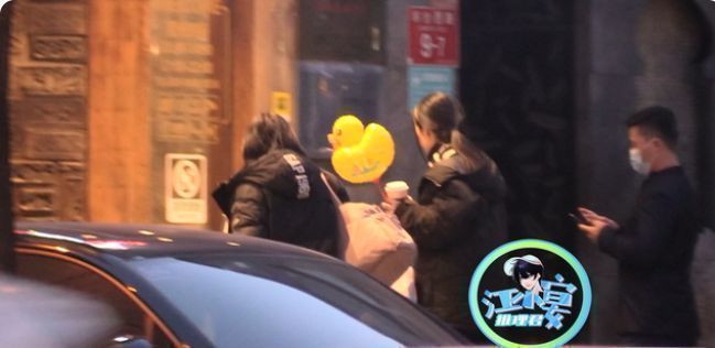 郭碧婷|郭碧婷疑怀二胎,出门聚餐小腹隆起,素颜露面不顾及形象