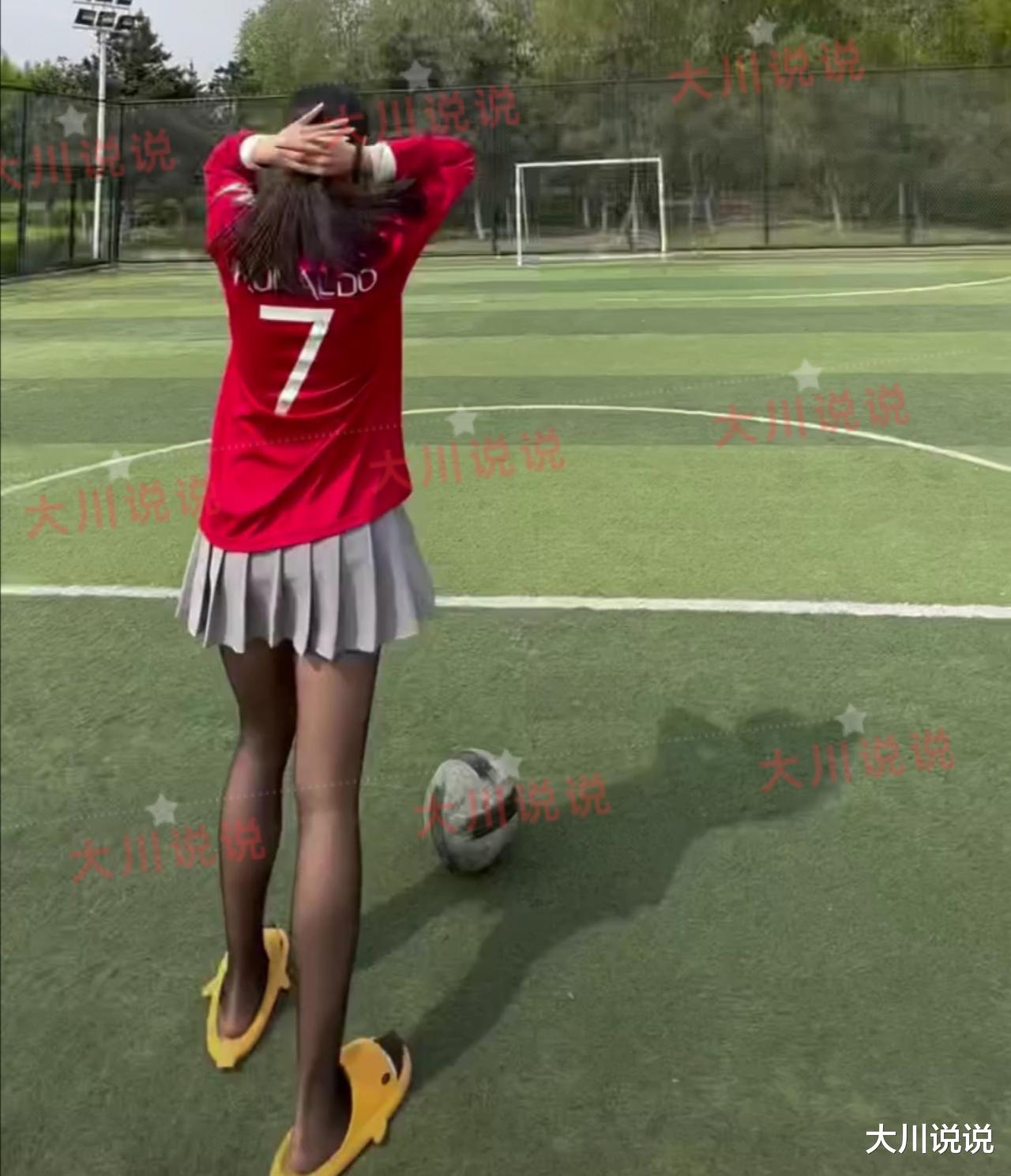 教练|沈阳一女足球老师黑丝光脚踢球，身材高挑引揣测：腿毛很细节
