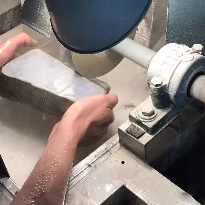 翡翠|大哥8000买下的翡翠赌石,一刀下去后,货主直呼:你有透视?!