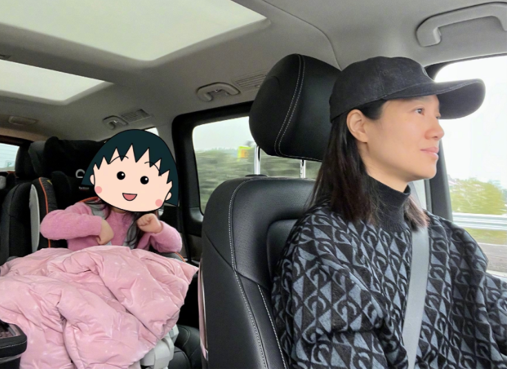 朱丹|朱丹带儿女探班周一围,穿衣朴素不像女明星,女儿趴爸爸身上太有爱