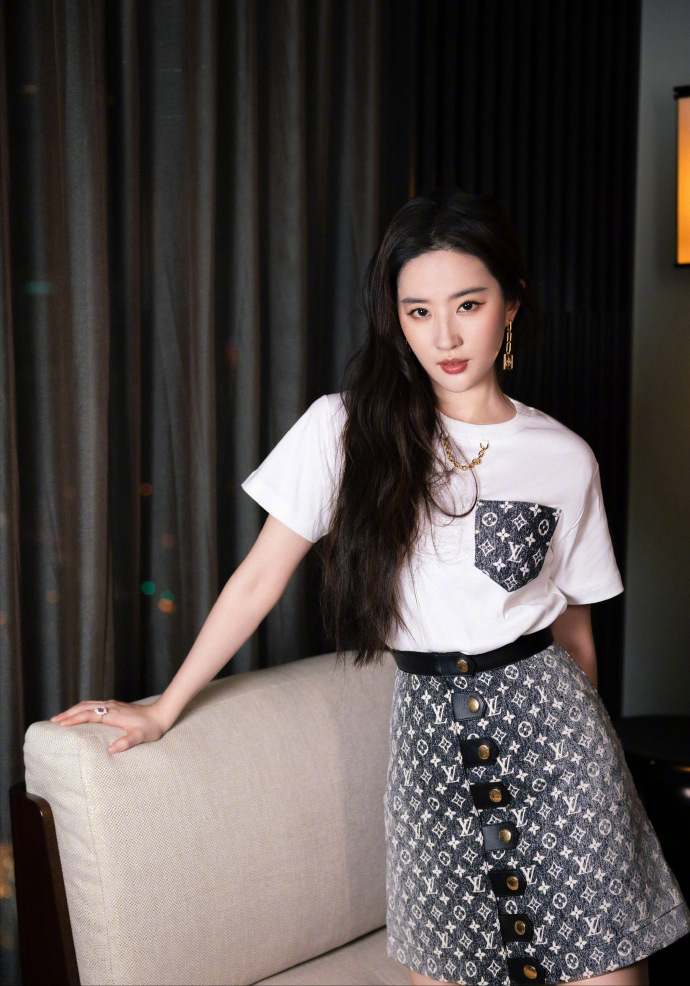 刘亦菲|刘亦菲回到美国生活,穿千元卫衣素颜像大学生,与异性合影无架子