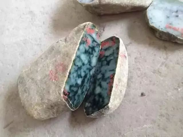 翡翠手镯|6000入手的翡翠原石,一刀下去全是黑藓,都说赔了,货主却喜笑颜开?