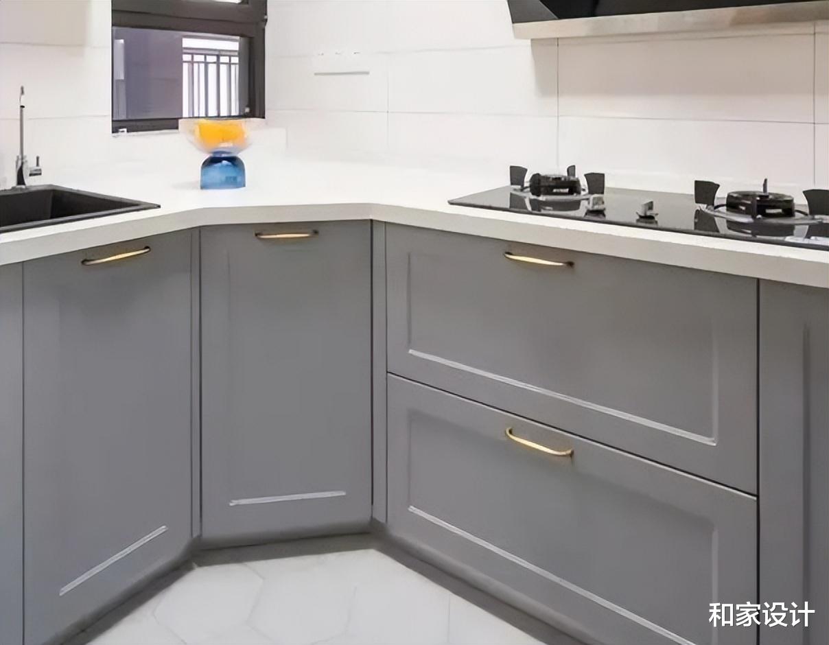 比起定制柜子,不如找个合适的地方做储藏室,整理更方便