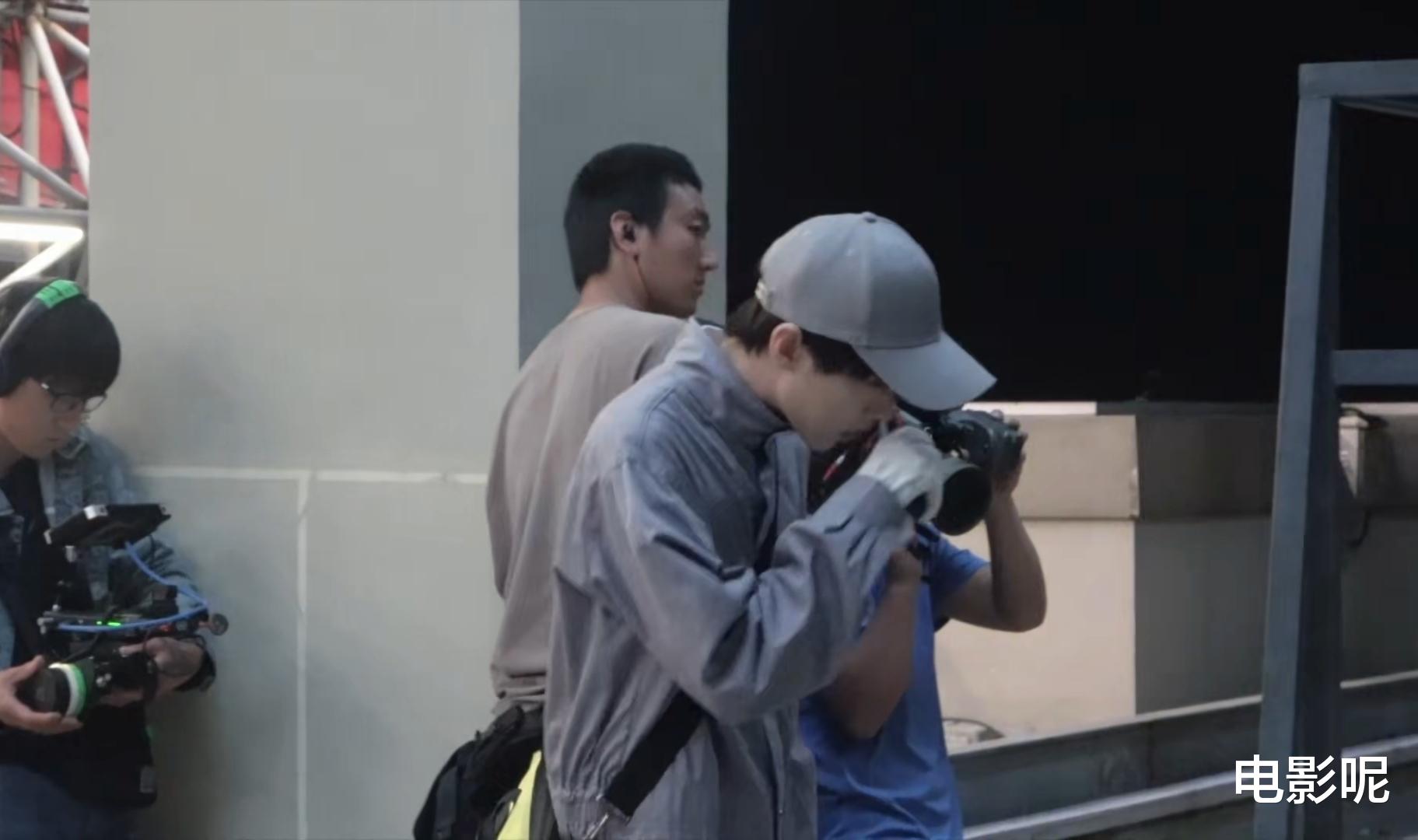 王俊凯|王俊凯拍摄《重生之门》花絮，审讯室片场翘二郎腿还被张译发现