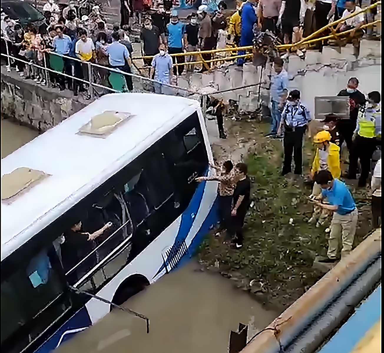 伤亡未明!上海一公交车“发生事故后”坠河:追车男子身份成谜!