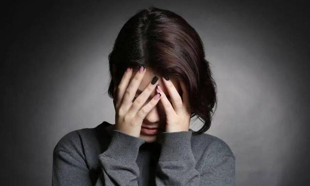 女子先后与兄弟两人相好,陷入三角情感矛盾:后被弟弟持刀杀害