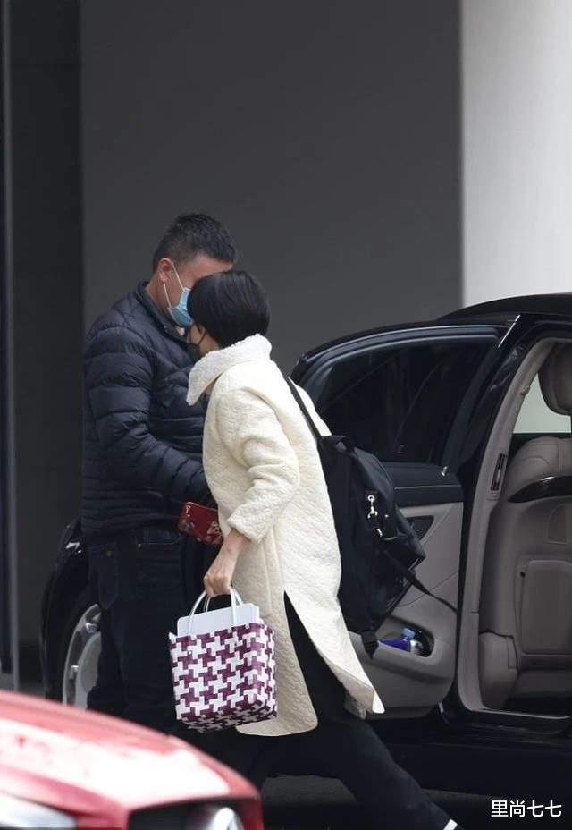 宋春丽|孙俪乘300万豪车走机场，专职司机接送太高调，日系风打扮显素雅