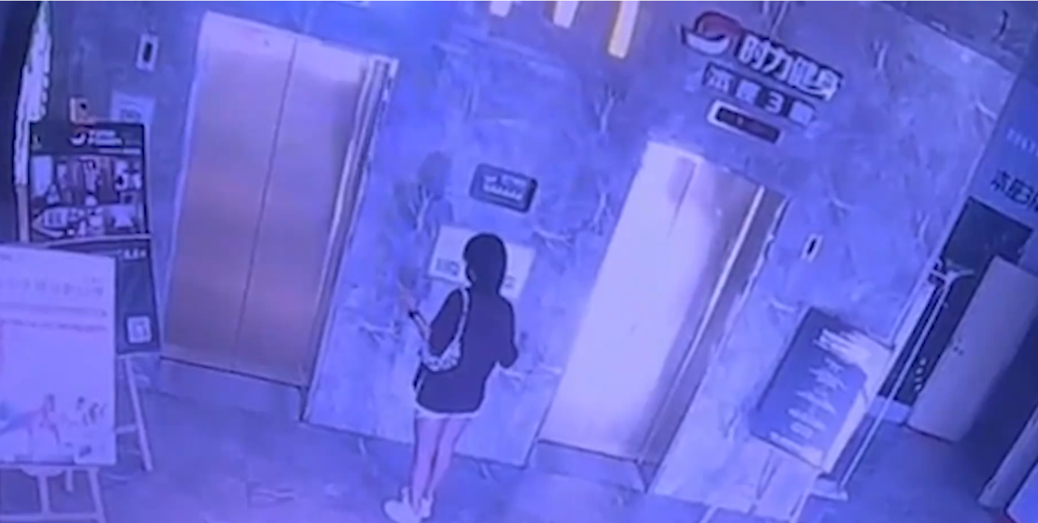 女子一楼等电梯,被陌生男子恶意撞击,眼角被缝了6针