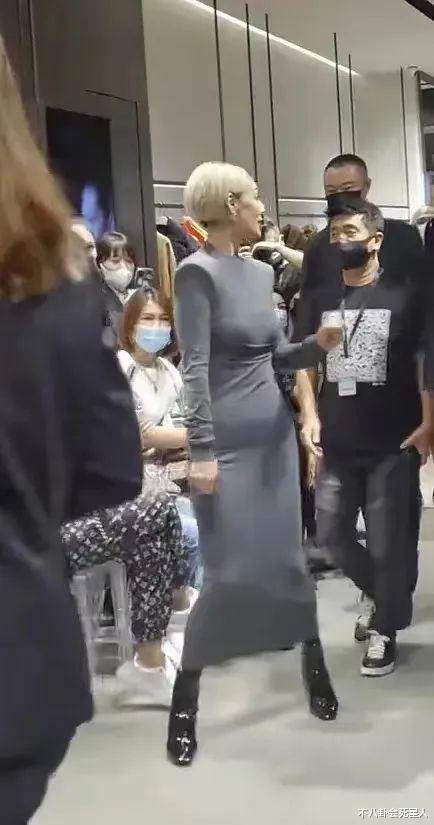 修图|女明星的肚子有多爱p?大肚腩秒变水蛇腰,连刘亦菲也是“照骗”