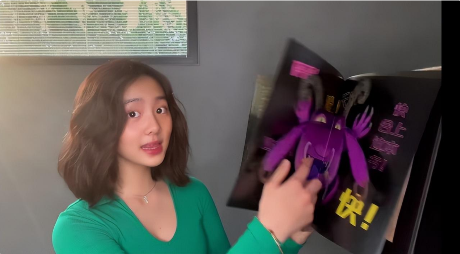 黄忆慈 16岁黄多多近照曝光引发争议，烫卷发穿深V，成人化打扮显早熟？